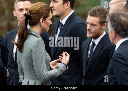 (181129) -- LEICESTER, 29. November 2018 (Xinhua) -- der britische Prinz William (nicht abgebildet), Herzog von Cambridge und die Herzogin von Cambridge Catherine besuchen den Leicester City Football Club in Leicester, Großbritannien, am 28. November 2018. Am Mittwoch zollten sie denjenigen Tribut, die beim Hubschrauberabsturz am 27. Oktober im King Power Stadium des Leicester City Football Club ums Leben kamen. (XINHUA/RAY TANG) (SP) UK-LEICESTER-FOOTBALL-DUKE UND HERZOGIN VON CAMBRIDGE-VISIT-LEICESTER CITY FOOTBALL CLUB PUBLICATIONXNOTXINXCHN Stockfoto