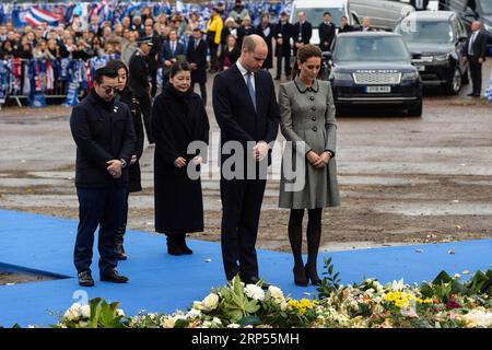 (181129) -- LEICESTER, 29. November 2018 (Xinhua) -- der britische Prinz William, Herzog von Cambridge, und die Herzogin von Cambridge Catherine ehren diejenigen, die beim Hubschrauberabsturz am 27. Oktober im King Power Stadium des Leicester City Football Club in Leicester, Großbritannien, am 28. November 2018 ums Leben kamen. (XINHUA/RAY TANG) (SP) UK-LEICESTER-FOOTBALL-DUKE UND HERZOGIN VON CAMBRIDGE-VISIT-LEICESTER CITY FOOTBALL CLUB PUBLICATIONXNOTXINXCHN Stockfoto