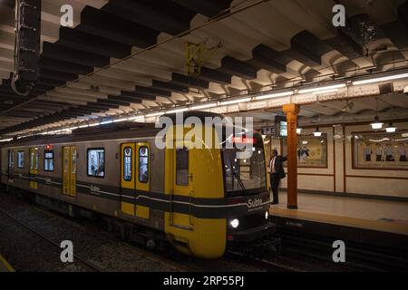 (181129) -- BUENOS AIRES, 29. November 2018 -- Ein aus China importierter U-Bahn-Zug wird am 28. November 2018 auf der Linie A des U-Bahn-Systems in Buenos Aires, Argentinien, gesehen. In China gebaute Züge bieten sowohl argentinische Pendler als auch Dirigenten bequeme Fahrten, nach Ansicht der Einheimischen. ) (yy) ARGENTINIEN-BUENOS AIRES-DAILYLIFE-CHINA-IMPORTIERTE U-BAHN LixMing PUBLICATIONxNOTxINxCHN Stockfoto