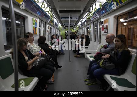 (181129) -- BUENOS AIRES, 29. November 2018 -- Passagiere sitzen am 28. November 2018 in einem aus China importierten Zug der Linie A des U-Bahn-Systems in Buenos Aires, Argentinien. In China gebaute Züge bieten sowohl argentinischen Pendlern als auch Dirigenten bequeme Fahrten, nach Ansicht der Einheimischen. ) (yy) ARGENTINIEN-BUENOS AIRES-DAILYLIFE-CHINA-IMPORTIERTE U-BAHN LixMing PUBLICATIONxNOTxINxCHN Stockfoto