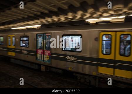 (181129) -- BUENOS AIRES, 29. November 2018 -- Ein aus China importierter U-Bahn-Zug wird am 28. November 2018 auf der Linie A des U-Bahn-Systems in Buenos Aires, Argentinien, gesehen. In China gebaute Züge bieten sowohl argentinische Pendler als auch Dirigenten bequeme Fahrten, nach Ansicht der Einheimischen. ) (yy) ARGENTINIEN-BUENOS AIRES-DAILYLIFE-CHINA-IMPORTIERTE U-BAHN LixMing PUBLICATIONxNOTxINxCHN Stockfoto