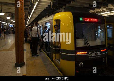 (181129) -- BUENOS AIRES, 29. November 2018 -- Passagiere steigen am 28. November 2018 in Buenos Aires, Argentinien, ein und aus einem U-Bahn-Zug, der aus China auf der Linie A des U-Bahn-Systems importiert wird. In China gebaute Züge bieten sowohl argentinischen Pendlern als auch Dirigenten bequeme Fahrten, nach Ansicht der Einheimischen. ) (yy) ARGENTINIEN-BUENOS AIRES-DAILYLIFE-CHINA-IMPORTIERTE U-BAHN LixMing PUBLICATIONxNOTxINxCHN Stockfoto