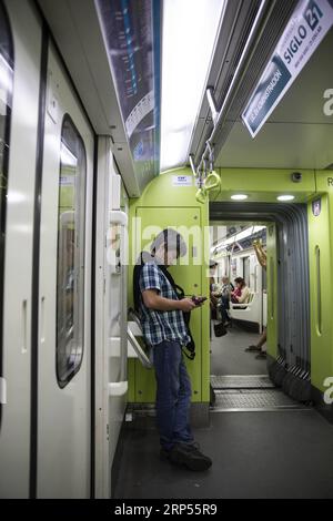 (181129) -- BUENOS AIRES, 29. November 2018 -- Ein Passagier steht am 28. November 2018 in einem aus China importierten Zug der Linie A des U-Bahn-Systems in Buenos Aires, Argentinien. In China gebaute Züge bieten sowohl argentinischen Pendlern als auch Dirigenten bequeme Fahrten, nach Ansicht der Einheimischen. ) (yy) ARGENTINIEN-BUENOS AIRES-DAILYLIFE-CHINA-IMPORTIERTE U-BAHN LixMing PUBLICATIONxNOTxINxCHN Stockfoto