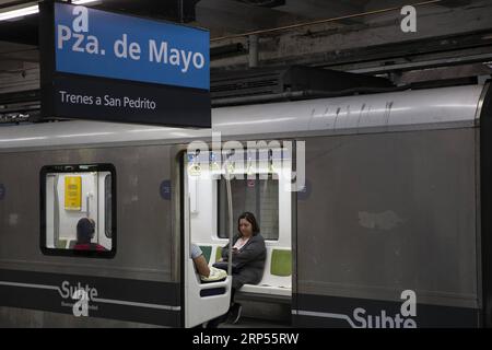 (181129) -- BUENOS AIRES, 29. November 2018 -- Passagiere sitzen am 28. November 2018 in einem aus China importierten Zug der Linie A des U-Bahn-Systems in Buenos Aires, Argentinien. In China gebaute Züge bieten sowohl argentinischen Pendlern als auch Dirigenten bequeme Fahrten, nach Ansicht der Einheimischen. ) (yy) ARGENTINIEN-BUENOS AIRES-DAILYLIFE-CHINA-IMPORTIERTE U-BAHN LixMing PUBLICATIONxNOTxINxCHN Stockfoto