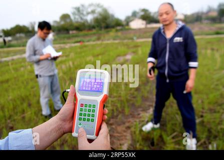 (181129) -- PEKING, 29. Nov. 2018 (Xinhua) -- Techniker untersuchen den Boden mit Spezialgeräten im taodianischen Dorf Huagang in der Provinz Feixi in der ostchinesischen Provinz Anhui, 2. April 2018. (Xinhua/Liu Junxi) Xinhua-Schlagzeilen: Big-Data-Neugestaltung der Ernte für chinesische Landwirte PUBLICATIONxNOTxINxCHN Stockfoto