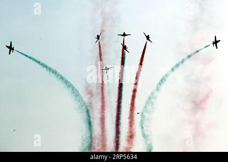 (181129) -- KARACHI (PAKISTAN), 29. November 2018 () -- pakistanische Jets treten am 29. November 2018 während einer Flugschau in Pakistans südlicher Hafenstadt Karachi auf. Die pakistanischen Streitkräfte präsentierten im Rahmen der 10. Ausgabe der Internationalen Verteidigungsausstellung und des Internationalen Verteidigungsseminars (IDEAS-2018) eine Flugschau und eine Anti-Terror-Demonstration in Karatschi. (/Stringer) PAKISTAN-KARACHI-AIR SHOW Xinhua PUBLICATIONxNOTxINxCHN Stockfoto