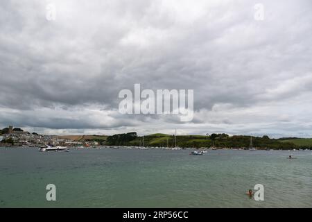 Panorama von Salcombe vom Fährhafen in East Portlemouth, stürmische Wolke dominiert den Himmel mit Booten vor Anker vor Snapes Point. Stockfoto