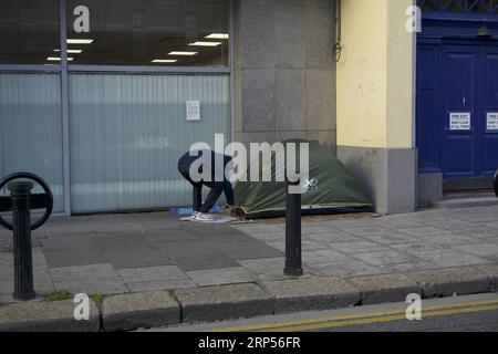 (181130) -- DUBLIN, 30. November 2018 () -- Ein rauer Schlaf wird an einer Straßenecke in der Innenstadt von Dublin, Irland, 30. November 2018 gesehen. Ende Oktober dieses Jahres lag die Zahl der Obdachlosen in Irland bei 9.724, was einem Bericht zufolge, der hier am Donnerstag veröffentlicht wurde, einem Anstieg von 14,5 Prozent gegenüber dem Vorjahreszeitraum entspricht. () IRLAND-DUBLIN-OBDACHLOSE Xinhua PUBLICATIONxNOTxINxCHN Stockfoto