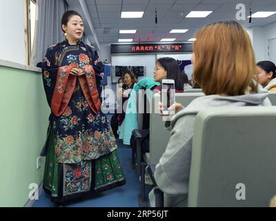 (181130) -- PEKING, 30. November 2018 -- Designer BI Hong (L) interagiert mit Studenten während einer Klasse im Beijing Institute of Fashion Technology in Peking, Hauptstadt von China, 30. November 2018. Die Designerin BI Hong teilte mit den Schülern während eines klassischen Kostümkurses ihre Erfahrungen mit dem Sammeln klassischer Kostüme und der ästhetischen Wertschätzung und kulturellen Essenz der Kostüme. (Zwx) CHINA-PEKING-KLASSISCHE KOSTÜMKLASSE (CN) LixHe PUBLICATIONxNOTxINxCHN Stockfoto