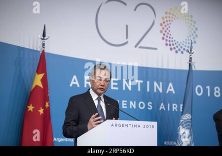 (181130) -- BUENOS AIRES, 30. November 2018 -- der chinesische Staatsrat und Außenminister Wang Yi spricht auf einer Pressekonferenz in Buenos Aires, Argentinien, am 30. November 2018. Alle Nationen sollten Verantwortung übernehmen, handeln und die Koordinierung im multilateralen Prozess zur Bekämpfung des Klimawandels verstärken. der chinesische Staatsrat und Außenminister Wang Yi sagte hier am Freitag bei einem Dreiparteientreffen mit dem französischen Außenminister Jean-Yves Le Drian und dem Generalsekretär der Vereinten Nationen Antonio Guterres am Rande des Gipfels der 20. ARGENTINIEN-BUENOS AIRES-KLIMA CHA Stockfoto