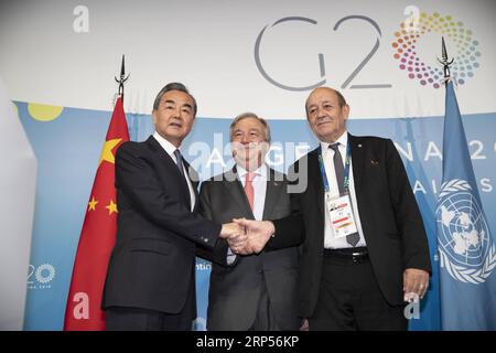 (181130) -- BUENOS AIRES, 30. November 2018 -- der chinesische Staatsrat und Außenminister Wang Yi (L), der französische Außenminister Jean-Yves Le Drian (R) und der Generalsekretär der Vereinten Nationen Antonio Guterres nehmen am 30. November 2018 an einer Pressekonferenz in Buenos Aires, Argentinien, Teil. Alle Nationen sollten Verantwortung übernehmen, handeln und die Koordinierung im multilateralen Prozess zur Bekämpfung des Klimawandels verstärken, sagte der chinesische Staatsrat und Außenminister Wang Yi am Freitag bei einem Dreiparteientreffen mit dem französischen Außenminister Jean-Yves Le Drian und dem Generalsekretär der Vereinten Nationen Stockfoto