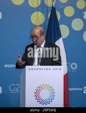 (181130) -- BUENOS AIRES, 30. November 2018 -- der französische Außenminister Jean-Yves Le Drian spricht auf einer Pressekonferenz in Buenos Aires, Argentinien, am 30. November 2018. Alle Nationen sollten Verantwortung übernehmen, handeln und die Koordinierung im multilateralen Prozess zur Bekämpfung des Klimawandels verstärken. der chinesische Staatsrat und Außenminister Wang Yi sagte hier am Freitag bei einem Dreiparteientreffen mit dem französischen Außenminister Jean-Yves Le Drian und dem Generalsekretär der Vereinten Nationen Antonio Guterres am Rande des Gipfels der 20. ARGENTINIEN-BUENOS AIRES-KLIMAWANDEL-DREI- Stockfoto