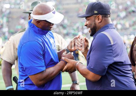 South Bend, Indiana, USA. September 2023. Eddie George und Jerome Bettis, der frühere Cheftrainer von Tennessee State, waren nach dem NCAA-Fußballspiel zwischen den Tennessee State Tigers und den Notre Dame Fighting Irish im Notre Dame Stadium in South Bend, Indiana, dabei. Notre Dame besiegte Tennessee State mit 56:3. John Mersits/CSM (Bild: © John Mersits/Cal Sport Media). Quelle: csm/Alamy Live News Stockfoto