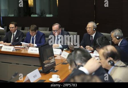(181201) -- BRÜSSEL, 1. Dezember 2018 -- Zeng Peiyan (4. L), Vorsitzender des China Center for International Economic Exchanges (CCIEE), und der Vizepräsident der Europäischen Kommission, Jyrki Katainen (1. L), nahmen am 2. EU-China CEO und früheren Dialog hochrangiger Beamter am 30. November 2018 in Brüssel, Belgien, Teil. Nach einem zweitägigen Treffen mit geschlossenen Türen forderten mehr als 30 europäische und chinesische Wirtschaftsführer und ehemalige hochrangige Beamte am Freitag einen offenen, ausgewogenen und integrativen Multilateralismus sowie regelbasierten Handel und Investitionen. ) (ZXJ) BELGIEN-BRÜSSEL-EU-CHINA-HOCHRANGIGE BEAMTE-DIALOG YEXPINGFAN P Stockfoto