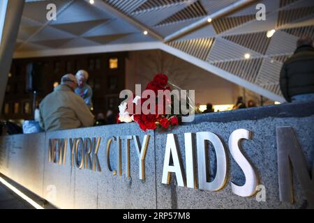 (181202) -- NEW YORK, 2. Dezember 2018 -- Blumensträuße werden in einer Gedenkstätte zum Welt-AIDS-Tag in New York, USA, 1. Dezember 2018 gesehen. Die Gedenkstätte mit einem interaktiven Lichterlebnis fand am Samstag in Lower Manhattan statt, um den Welt-AIDS-Tag zu feiern und die Opfer der tödlichen Krankheit zu ehren. Mehr als 200 Menschen versammelten sich im New York City AIDS Memorial Park für die Veranstaltung LightTheFight. Mit grünen Leuchtstäben sangen sie Lieder und beobachteten einen Moment der Stille für die mehr als 100.000 Menschen, die in der Stadt und den zig Millionen mehr auf der ganzen Welt an Aids gestorben sind. Stockfoto