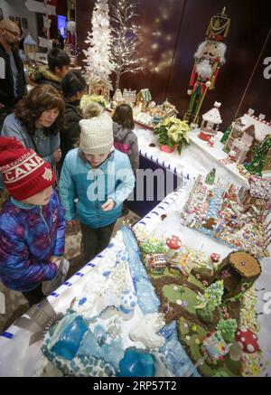 (181202) -- VANCOUVER, 2. Dezember 2018 -- Besucher schauen sich Lebkuchenhäuser während der 28. Jährlichen Gingerbread Lane Veranstaltung in Vancouver, Kanada, 1. Dezember 2018 an. In diesem Jahr werden mehr als 30 Lebkuchenkreationen gezeigt. ) (yy) KANADA-VANCOUVER-LEBKUCHENBAHN LiangxSen PUBLICATIONxNOTxINxCHN Stockfoto