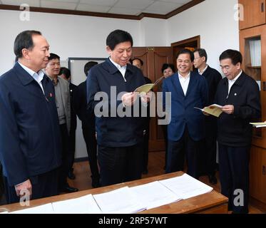 (181202) -- KUNMING, 2. Dezember 2018 -- Li Zhanshu, Mitglied des Ständigen Ausschusses des Politbüros des Zentralkomitees der Kommunistischen Partei Chinas und Vorsitzender des Ständigen Ausschusses des Nationalen Volkskongresses, führt eine Studie über die lokale Gesetzgebung beim Ständigen Komitee des Volkskongresses der Provinz Yunnan in Kunming, Provinz Yunnan im Südwesten Chinas, am 28. November 2018 durch. Li machte eine viertägige Forschung darüber, wie man ein Gesetz über die medizinische Grundversorgung und Gesundheitsförderung in der Provinz Yunnan besser machen kann. )(wsw) CHINA-YUNNAN-LI ZHANSHU-RESEARCH TOUR (CN) ShenxHong PUBLICATIONxNOTxINxCHN Stockfoto