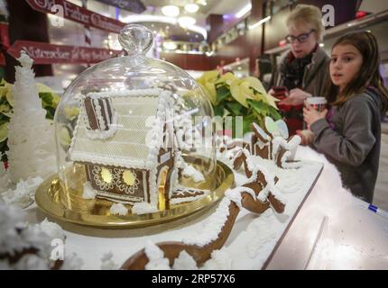 (181202) -- VANCOUVER, 2. Dezember 2018 -- Besucher schauen sich Lebkuchenhäuser während der 28. Jährlichen Gingerbread Lane Veranstaltung in Vancouver, Kanada, 1. Dezember 2018 an. In diesem Jahr werden mehr als 30 Lebkuchenkreationen gezeigt. ) (yy) KANADA-VANCOUVER-LEBKUCHENBAHN LiangxSen PUBLICATIONxNOTxINxCHN Stockfoto