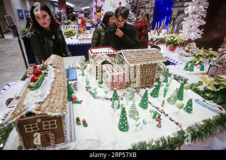 (181202) -- VANCOUVER, 2. Dezember 2018 -- Besucher schauen sich Lebkuchenhäuser während der 28. Jährlichen Gingerbread Lane Veranstaltung in Vancouver, Kanada, 1. Dezember 2018 an. In diesem Jahr werden mehr als 30 Lebkuchenkreationen gezeigt. ) (yy) KANADA-VANCOUVER-LEBKUCHENBAHN LiangxSen PUBLICATIONxNOTxINxCHN Stockfoto