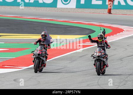 Barcelona, Spanien. September 2023. Wettkampftag. Aleix Espargaró (41) vom Aprilia Racing Team (1.) und Maverick Viñales (12) vom Aprilia Racing Team (2.) am Ende des MotoGP Gran Premi Monster Energy de Catalunya Race. 1-2-3 September 2023 auf dem Circuit de Barcelona-Catalunya in Barcelona, Spanien. Quelle: Rosdemora/Alamy Live News Stockfoto