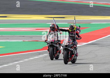 Barcelona, Spanien. September 2023. Wettkampftag. Aleix Espargaró (41) vom Aprilia Racing Team (1.) und Maverick Viñales (12) vom Aprilia Racing Team (2.) am Ende des MotoGP Gran Premi Monster Energy de Catalunya Race. 1-2-3 September 2023 auf dem Circuit de Barcelona-Catalunya in Barcelona, Spanien. Quelle: Rosdemora/Alamy Live News Stockfoto