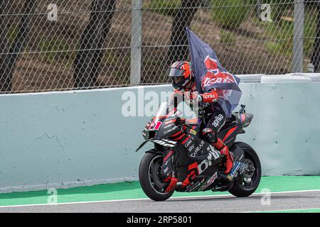 Barcelona, Spanien. September 2023. Wettkampftag. Aleix Espargaró (41) vom Aprilia Racing Team (1.) feiert am Ende des MotoGP Gran Premi Monster Energy de Catalunya Race. 1-2-3 September 2023 auf dem Circuit de Barcelona-Catalunya in Barcelona, Spanien. Quelle: Rosdemora/Alamy Live News Stockfoto