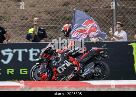 Barcelona, Spanien. September 2023. Wettkampftag. Aleix Espargaró (41) vom Aprilia Racing Team (1.) feiert am Ende des MotoGP Gran Premi Monster Energy de Catalunya Race. 1-2-3 September 2023 auf dem Circuit de Barcelona-Catalunya in Barcelona, Spanien. Quelle: Rosdemora/Alamy Live News Stockfoto