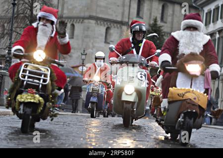 Entertainment Bilder der Woche KW48 Entertainment Bilder des Tages (181202) -- ZÜRICH, 2. Dezember 2018 -- als Weihnachtsmann verkleidete Menschen reiten auf ihren Rollern in Zürich, Schweiz, 2. Dezember 2018. Rund 30 Fans des italienischen Rollers Vespa nahmen an dieser traditionellen Fahrt am Sonntag Teil. ) SCHWEIZ-ZÜRICH-SANTA CLAUS PARADE MichelexLimina PUBLICATIONxNOTxINxCHN Stockfoto