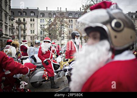 (181202) -- ZÜRICH, 2. Dez. 2018 -- als Weihnachtsmann verkleidete Menschen bereiten sich vor, in Zürich, Schweiz, am 2. Dez. 2018 auf ihren Rollern zu paraden. Rund 30 Fans des italienischen Rollers Vespa nahmen an dieser traditionellen Fahrt am Sonntag Teil. ) SCHWEIZ-ZÜRICH-SANTA CLAUS PARADE MichelexLimina PUBLICATIONxNOTxINxCHN Stockfoto