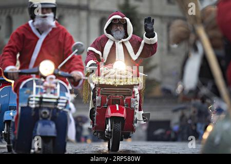 (181202) -- ZÜRICH, 2. Dezember 2018 -- als Weihnachtsmann verkleidete Menschen reiten auf ihren Rollern in Zürich, Schweiz, 2. Dezember 2018. Rund 30 Fans des italienischen Rollers Vespa nahmen an dieser traditionellen Fahrt am Sonntag Teil. ) SCHWEIZ-ZÜRICH-SANTA CLAUS PARADE MichelexLimina PUBLICATIONxNOTxINxCHN Stockfoto