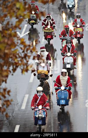 (181202) -- ZÜRICH, 2. Dezember 2018 -- als Weihnachtsmann verkleidete Menschen reiten auf ihren Rollern in Zürich, Schweiz, 2. Dezember 2018. Rund 30 Fans des italienischen Rollers Vespa nahmen an dieser traditionellen Fahrt am Sonntag Teil. ) SCHWEIZ-ZÜRICH-SANTA CLAUS PARADE MichelexLimina PUBLICATIONxNOTxINxCHN Stockfoto