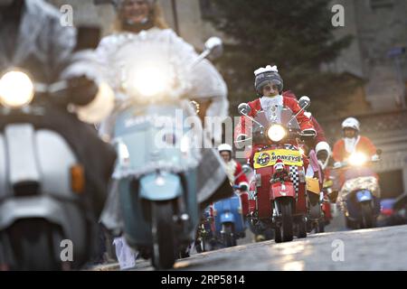 (181202) -- ZÜRICH, 2. Dezember 2018 -- als Weihnachtsmann verkleidete Menschen reiten auf ihren Rollern in Zürich, Schweiz, 2. Dezember 2018. Rund 30 Fans des italienischen Rollers Vespa nahmen an dieser traditionellen Fahrt am Sonntag Teil. ) SCHWEIZ-ZÜRICH-SANTA CLAUS PARADE MichelexLimina PUBLICATIONxNOTxINxCHN Stockfoto