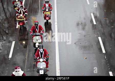 (181202) -- ZÜRICH, 2. Dezember 2018 -- als Weihnachtsmann verkleidete Menschen reiten auf ihren Rollern in Zürich, Schweiz, 2. Dezember 2018. Rund 30 Fans des italienischen Rollers Vespa nahmen an dieser traditionellen Fahrt am Sonntag Teil. ) SCHWEIZ-ZÜRICH-SANTA CLAUS PARADE MichelexLimina PUBLICATIONxNOTxINxCHN Stockfoto