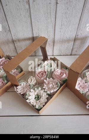 Hausgemachte Marshmallows in Geschenkboxen aus Papier. Zephyr-Blumen. Die Kiste ist offen. Stockfoto