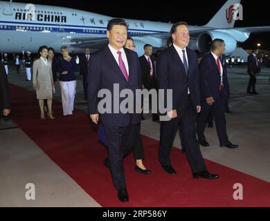 (181202) -- PANAMA CITY, 2. Dezember 2018 -- der chinesische Präsident Xi Jinping und seine Frau Peng Liyuan werden vom panamaischen Präsidenten Juan Carlos Varela und seiner Frau Lorena Castillo Garcia am 2. Dezember 2018 in Panama City herzlich begrüßt. Präsident Xi Jinping kam am Sonntag zu einem Staatsbesuch nach Panama. ) (Yxb) PANAMA-PANAMA-STADT-CHINESISCHER PRÄSIDENT-ANKUNFT XiexHuanchi PUBLICATIONxNOTxINxCHN Stockfoto