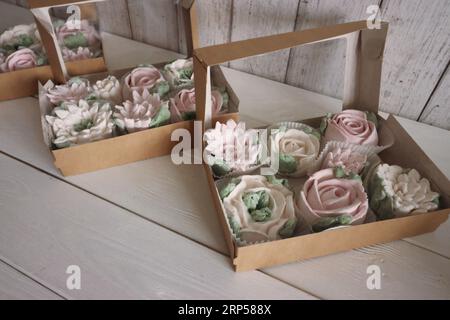 Hausgemachte Marshmallows in Geschenkboxen aus Papier. Zephyr-Blumen. Die Kiste ist offen. Stockfoto