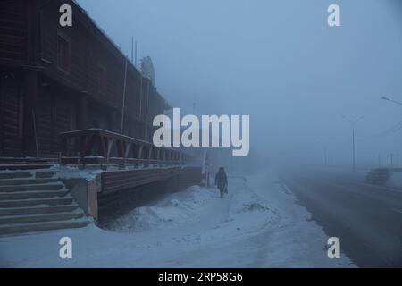 (181203) -- JAKUTSK, 3. Dezember 2018 (Xinhua) -- Ein Bewohner geht in einer alten Straße in Jakutsk der Sakha-Republik, Russland, 1. Dezember 2018. Jakutsk ist bekannt für extreme Kälte mit einer Jahresdurchschnittstemperatur von -8,8 Grad Celsius. Die niedrigste aufgezeichnete Temperatur beträgt -64,4 Grad Celsius. (Xinhua/Wu Zhuang)(MP) RUSSIA-YAKUTSK-DAILY LIFE PUBLICATIONxNOTxINxCHN Stockfoto