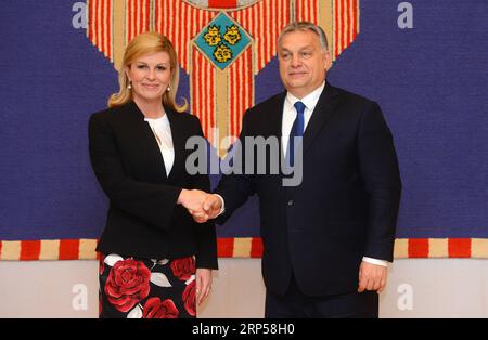 (181203) -- ZAGREB, 3. Dezember 2018 -- der kroatische Präsident Kolinda Grabar-Kitarovic (L) trifft am 3. Dezember 2018 in Zagreb (Kroatien) mit dem ungarischen Premierminister Viktor Orban zusammen. Der zweitägige Gipfel der Mitteleuropäischen Initiative (CEI) begann hier am Montag. Premierminister von sechs europäischen Nationen und andere hohe Vertreter kamen, um Sicherheitsfragen und Wirtschaft zu erörtern. ) KROATIEN-ZAGREB-ZENTRALEUROPÄISCHER INITIATIVGIPFEL GORANXSTANZL PUBLICATIONXNOTXINXCHN Stockfoto