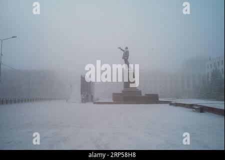 (181203) -- JAKUTSK, 3. Dezember 2018 (Xinhua) -- Eine Statue Lenins ist in Jakutsk der Sakha-Republik, Russland, 2. Dezember 2018 zu sehen. Jakutsk ist bekannt für extreme Kälte mit einer Jahresdurchschnittstemperatur von -8,8 Grad Celsius. Die niedrigste aufgezeichnete Temperatur beträgt -64,4 Grad Celsius. (Xinhua/Wu Zhuang)(MP) RUSSIA-YAKUTSK-DAILY LIFE PUBLICATIONxNOTxINxCHN Stockfoto