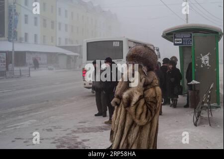 (181203) -- JAKUTSK, 3. Dezember 2018 (Xinhua) -- Anwohner warten an einer Bushaltestelle in Jakutsk der Sakha-Republik, Russland, 2. Dezember 2018. Jakutsk ist bekannt für extreme Kälte mit einer Jahresdurchschnittstemperatur von -8,8 Grad Celsius. Die niedrigste aufgezeichnete Temperatur beträgt -64,4 Grad Celsius. (Xinhua/Wu Zhuang)(MP) RUSSIA-YAKUTSK-DAILY LIFE PUBLICATIONxNOTxINxCHN Stockfoto