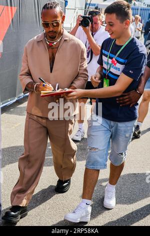 Monza, Italien. September 2023. LEWIS HAMILTON (Mercedes AMG) unterschreibt ein Autogramm, als er im Fahrerlager für den F1 Grand Prix von Italien ankommt, im Autodromo Nazionale Monza. (Bild: © Beata Zawrzel/ZUMA Press Wire) NUR REDAKTIONELLE VERWENDUNG! Nicht für kommerzielle ZWECKE! Stockfoto