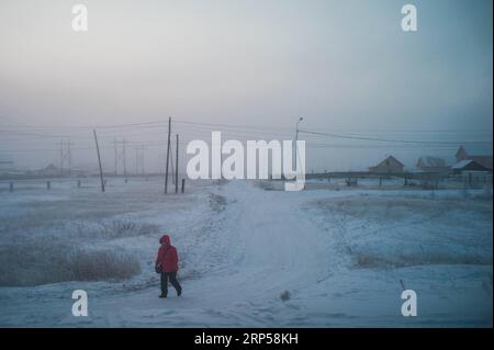 (181203) -- JAKUTSK, 3. Dezember 2018 (Xinhua) -- Ein Bewohner wandert im Schnee in Jakutsk der Sakha-Republik, Russland, 30. November 2018. Jakutsk ist bekannt für extreme Kälte mit einer Jahresdurchschnittstemperatur von -8,8 Grad Celsius. Die niedrigste aufgezeichnete Temperatur beträgt -64,4 Grad Celsius. (Xinhua/Wu Zhuang)(MP) RUSSIA-YAKUTSK-DAILY LIFE PUBLICATIONxNOTxINxCHN Stockfoto