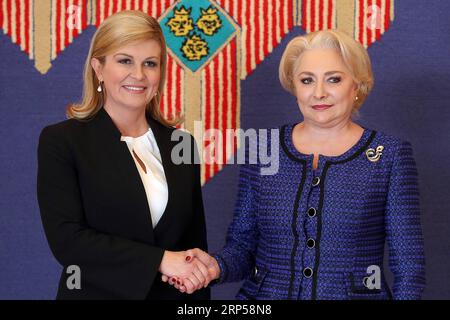 (181203) -- ZAGREB, 3. Dezember 2018 -- der kroatische Präsident Kolinda Grabar-Kitarovic (L) trifft sich am 3. Dezember 2018 mit der rumänischen Ministerpräsidentin Viorica Dancila in Zagreb, Kroatien. Der zweitägige Gipfel der Mitteleuropäischen Initiative (CEI) begann hier am Montag. Premierminister von sechs europäischen Nationen und andere hohe Vertreter kamen, um Sicherheitsfragen und Wirtschaft zu erörtern. ) KROATIEN-ZAGREB-ZENTRALEUROPÄISCHER INITIATIVGIPFEL GORANXSTANZL PUBLICATIONXNOTXINXCHN Stockfoto