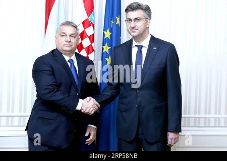 (181203) -- ZAGREB, 3. Dezember 2018 -- der kroatische Premierminister Andrej Plenkovic (R) trifft sich am 3. Dezember 2018 in Zagreb (Kroatien) mit dem ungarischen Premierminister Viktor Orban. Der zweitägige Gipfel der Mitteleuropäischen Initiative (CEI) begann hier am Montag. Premierminister von sechs europäischen Nationen und andere hohe Vertreter kamen, um Sicherheitsfragen und Wirtschaft zu erörtern. ) KROATIEN-ZAGREB-ZENTRALEUROPÄISCHER INITIATIVGIPFEL PATRIKXMACEK PUBLICATIONXNOTXINXCHN Stockfoto