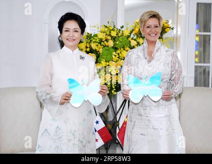 (181203) -- PANAMA CITY, 3. Dezember 2018 -- Peng Liyuan (L), Ehefrau des chinesischen Präsidenten Xi Jinping, Botschafterin des Wohlwollens der Weltgesundheitsorganisation für Tuberkulose und HIV/AIDS und UNESCO-Sondergesandter für die Förderung der Bildung von Mädchen und Frauen, und die panamaische First Lady Lorena Castillo Garcia, Sonderbotschafterin für UNAIDS in Lateinamerika, posiert für Fotos mit bunten Papierfalter, die die Kampagne „keine Diskriminierung“ symbolisieren, um ihre solide Unterstützung für die weltweite Aids-Bekämpfung in Panama-Stadt, Panama, 3. Dezember 2018, zu zeigen. Peng traf sich am Montag mit Castillo. Gemeinsam Stockfoto