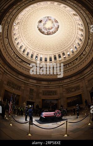 (181204) -- WASHINGTON, 4. Dez. 2018 -- Foto vom 4. Dez. 2018 zeigt den Sarg des ehemaligen US-Präsidenten George H.W. Bush, der im US-Kapitol Rotunda in Washington D.C. in den Vereinigten Staaten liegt. Der Sarg des früheren US-Präsidenten George H.W. Bush wurde am Montag nach Washington D.C. geflogen, da die Nation ihm und seinem Erbe Tribut zollt. ) (Zxj) U.S.-WASHINGTON D.C.-GEORGE H.W. BUSH-TRAUER LiuxJie PUBLICATIONxNOTxINxCHN Stockfoto