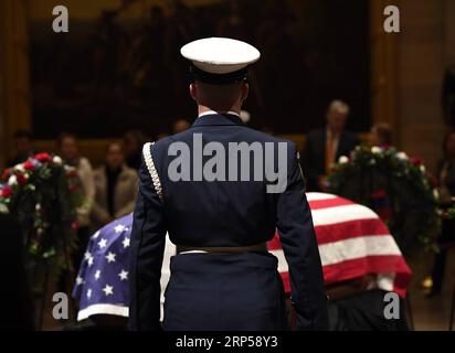 (181204) -- WASHINGTON, 4. Dezember 2018 -- Ein Soldat steht am Sarg des ehemaligen US-Präsidenten George H.W. Bush, der am 3. Dezember 2018 im US-Kapitol Rotunda in Washington D.C. in den Vereinigten Staaten liegt. Der Sarg des früheren US-Präsidenten George H.W. Bush wurde am Montag nach Washington D.C. geflogen, da die Nation ihm und seinem Erbe Tribut zollt. ) (Zxj) U.S.-WASHINGTON D.C.-GEORGE H.W. BUSH-TRAUER LiuxJie PUBLICATIONxNOTxINxCHN Stockfoto