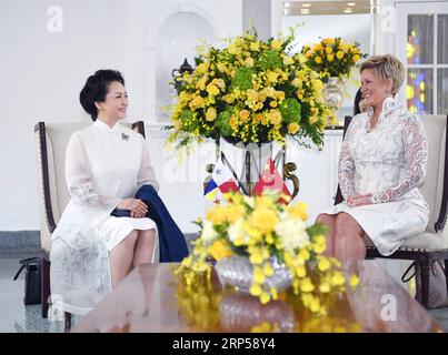 (181203) -- PANAMA CITY, 3. Dezember 2018 -- Peng Liyuan (L), Ehefrau des chinesischen Präsidenten Xi Jinping, und die Botschafterin des Wohlwollens der Weltgesundheitsorganisation für Tuberkulose und HIV/AIDS und der UNESCO-Sonderbeauftragte für die Förderung der Bildung von Mädchen und Frauen, trifft sich mit der panamaischen First Lady Lorena Castillo Garcia, einer Sonderbotschafterin für UNAIDS in Lateinamerika, am 3. Dezember 2018 in Panama City, Panama. Peng und Castillo nahmen am Montag gemeinsam an einer Publikationsaktivität zur AIDS-Prävention und -Behandlung Teil. (Zwx) PANAMA-CHINA-PRÄSIDENTEN EHEFRAUEN-AIDS-PRÄVENTION YanxYan PUBLICATIONxNOTxINxCHN Stockfoto