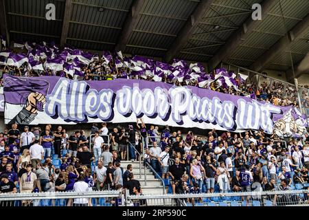 Genk, Belgien. September 2023. Anderlechts Anhänger zeigten sich zu Beginn eines Fußballspiels zwischen KRC Genk und RSCA Anderlecht am Sonntag, den 03. September 2023 in Genk, am Tag 06 der Saison 2023-2024 der „Jupiler Pro League“, der ersten Liga der belgischen Meisterschaft. BELGA PHOTO BRUNO FAHY Credit: Belga News Agency/Alamy Live News Stockfoto