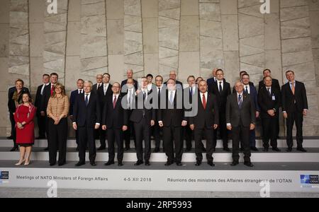 (181204) -- BRÜSSEL, 4. Dezember 2018 -- NATO-Generalsekretär Jens Stoltenberg (4. R, Front) und Teilnehmer von Treffen der NATO-Außenminister posieren während einer Familienfotositzung am 4. Dezember 2018 in Brüssel, Belgien. ) BELGIEN-BRÜSSEL-NATO-FM-TREFFEN YexPingfan PUBLICATIONxNOTxINxCHN Stockfoto